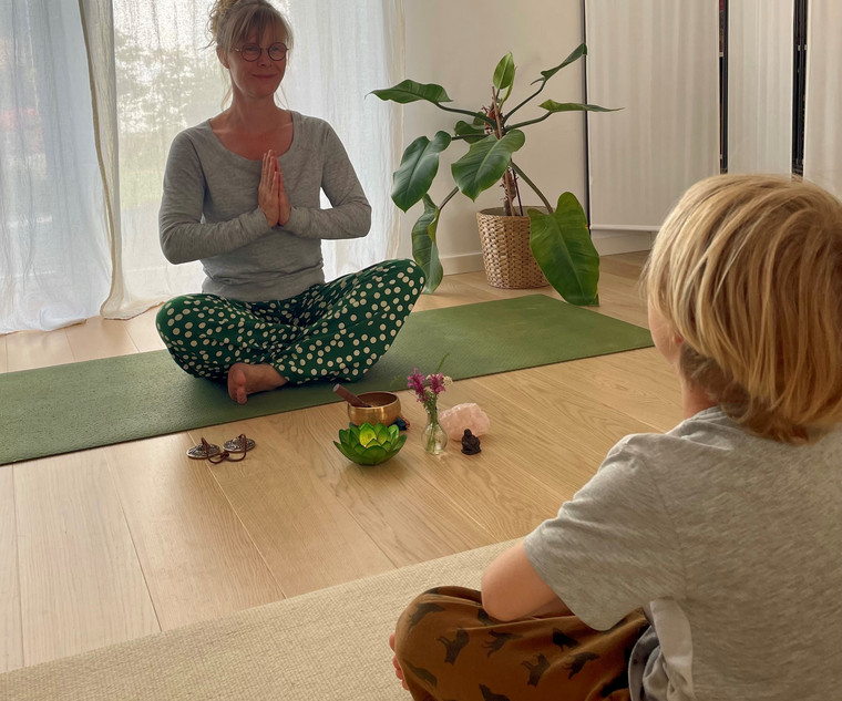 Børneyoga, lærer og barn