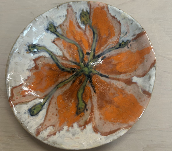 Fad med orange blomst